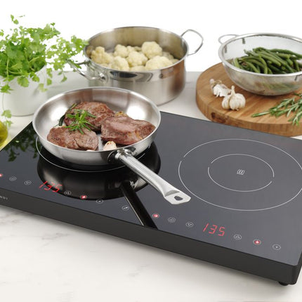 Bediening van de Hendi dubbele Black Line inductiekookplaat in close-up