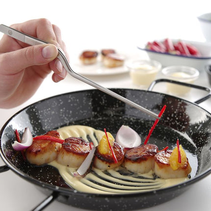 Hendi sushipincet 210 mm – detail van de brede punt voor het schikken van sushi in restaurant