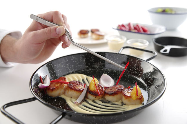 Hendi sushipincet 210 mm – detail van de brede punt voor het schikken van sushi in restaurant