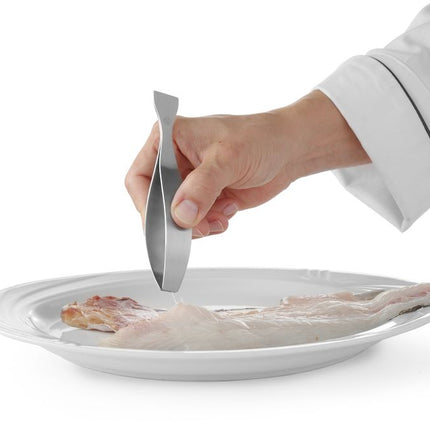 Hendi graatpincet 130 mm in gebruik – graten trekken uit visfilet in professionele keuken