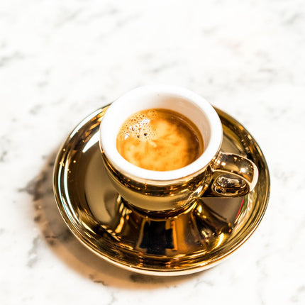 APS gouden espressokop met schotel detail - porseleinen koffieset voor de horeca