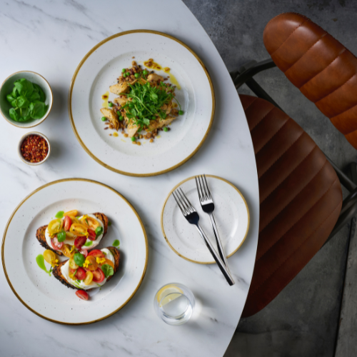 Stonecast Barley White Profile Plate van Churchill, 17 cm, set van 12. Handgemaakt bord in een zachte witte kleur met een subtiele textuur, perfect voor het serveren van bijgerechten, snacks of desserts. Duurzaam en stijlvol, ideaal voor gebruik in de horeca.