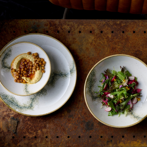 Stonecast Spice Barley White Coupe Bowl van Churchill, 18,2 cm, set van 12. Handgemaakte coupekom in een warme Barley White kleur, ideaal voor het serveren van kleinere gerechten, soep of bijgerechten. Duurzaam en stijlvol, perfect voor gebruik in de horeca