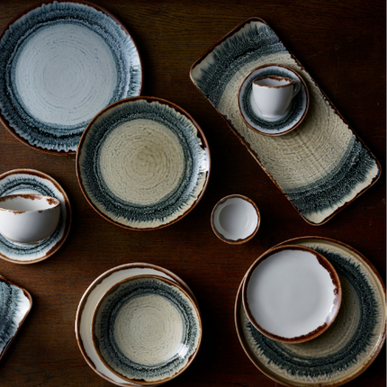 Harvest Flare Linen Organic Rectangular Plate van Churchill, 27x16 cm, set van 12. Handgemaakt rechthoekig bord in een zachte linnenkleur met een organisch ontwerp, ideaal voor het serveren van diverse gerechten. Duurzaam en stijlvol, perfect voor gebruik in de horeca.