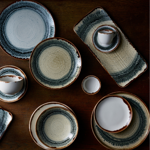 Harvest Flare Linen Organic Rectangular Plate van Churchill, 27x16 cm, set van 12. Handgemaakt rechthoekig bord in een zachte linnenkleur met een organisch ontwerp, ideaal voor het serveren van diverse gerechten. Duurzaam en stijlvol, perfect voor gebruik in de horeca.