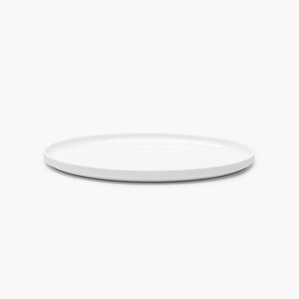 Een set van twee Serax Passe-Partout ovale borden in wit mat, elegant gepresenteerd op een horeca-tafelsetting.