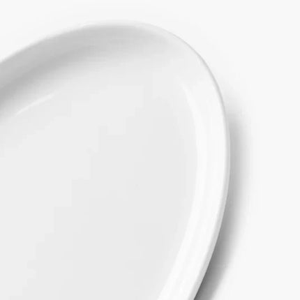 Een set van twee Serax Passe-Partout ovale borden in wit mat, elegant gepresenteerd op een horeca-tafelsetting.