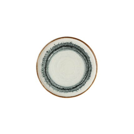 Harvest Flare Natural Walled Plate van Churchill, 26 cm, set van 6. Handgemaakt bord met opstaande rand in een warme, natuurlijke tint en een organisch ontwerp, ideaal voor het serveren van hoofdgerechten. Duurzaam en stijlvol, perfect voor gebruik in de horeca.