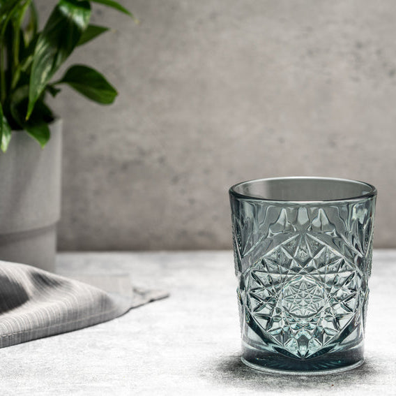 Onis ICON Green glas 355 ml sfeerbeeld groen tumbler professioneel horecaglas