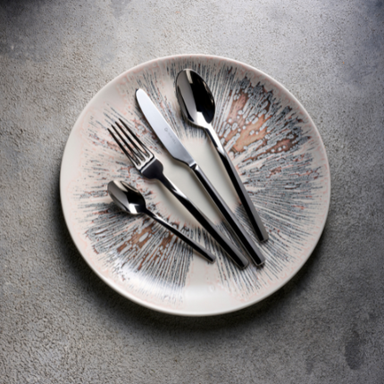 Linear Cutlery Latte Spoon van Churchill, 3 mm, set van 12. Stijlvolle en duurzame lattelepel uit de Linear serie, ideaal voor het roeren van latte, cappuccino of andere warme dranken. Perfect voor gebruik in de horeca, met een verfijnd ontwerp en stevig materiaal.