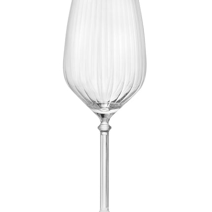 Een set van zes Onis Bonheur Wine glazen van 530 ml, elegant gepresenteerd met rode wijn op een sfeervolle gedekte tafel.