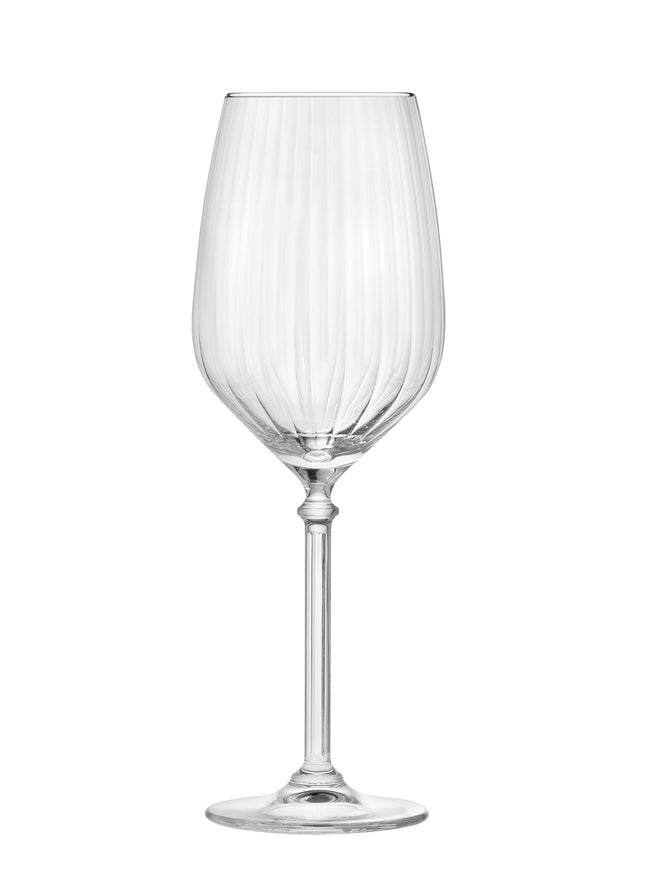 Een set van zes Onis Bonheur Wine glazen van 530 ml, elegant gepresenteerd met rode wijn op een sfeervolle gedekte tafel.