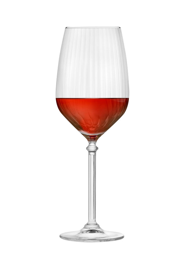 Een set van zes Onis Bonheur Wine glazen van 530 ml, elegant gepresenteerd met rode wijn op een sfeervolle gedekte tafel.