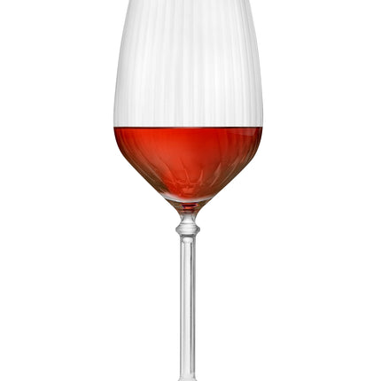 Een set van zes Onis Bonheur Wine glazen van 530 ml, elegant gepresenteerd met rode wijn op een sfeervolle gedekte tafel.