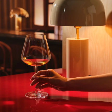 Nude Sera burgundyglas 790 ml – lifestylefoto met wijn geschonken voor restaurant en bar