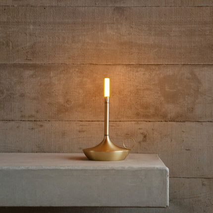 Wick S PRO Brass – kleine draadloze lamp voor cafe, bistro en hotellobby